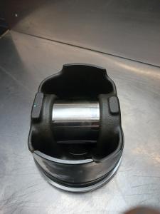 Liebherr Piston D976